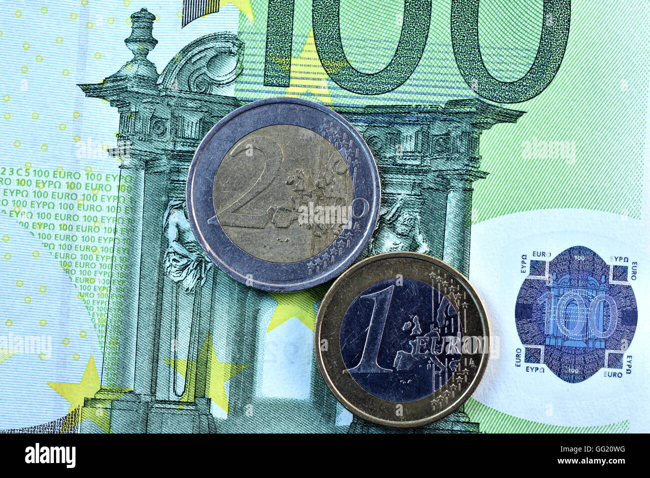 Diversi vicino la banconota in euro e valuta Foto Stock