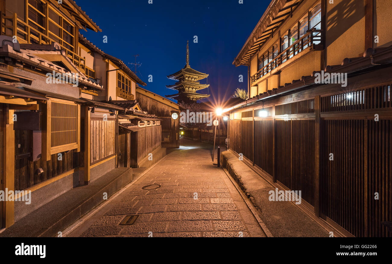 Yasaka Pagoda di notte, Higashiyama District, Kyoto, Giappone Foto Stock