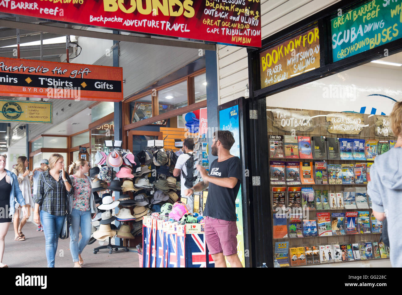 Byron Bay high street, con agente di viaggio locale e hat store, Nuovo Galles del Sud, Australia Foto Stock