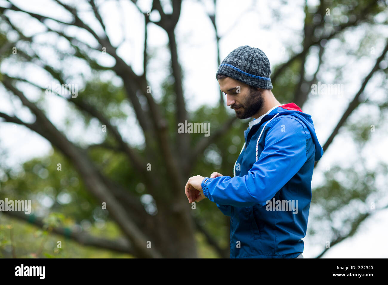 Escursionista controllo tempo su un orologio da polso Foto Stock