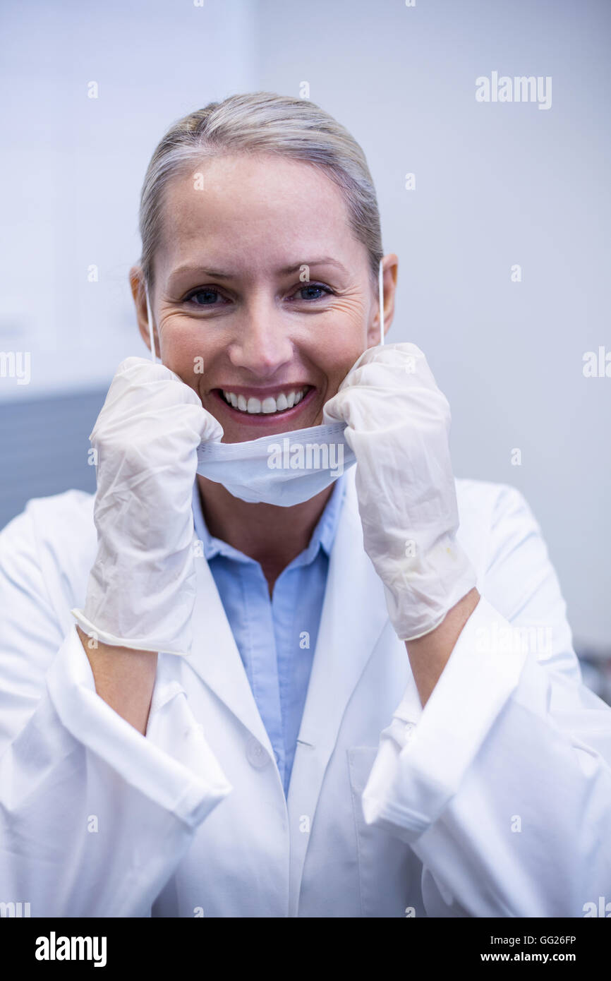 Ritratto di donna sorridente dentista Foto Stock