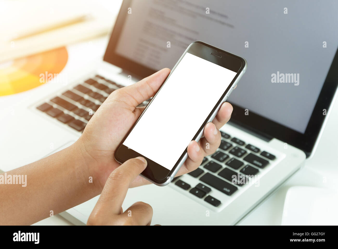 Chiudere fino a mano telefono utilizzando lo schermo bianco sulla tabella di area di lavoro Foto Stock