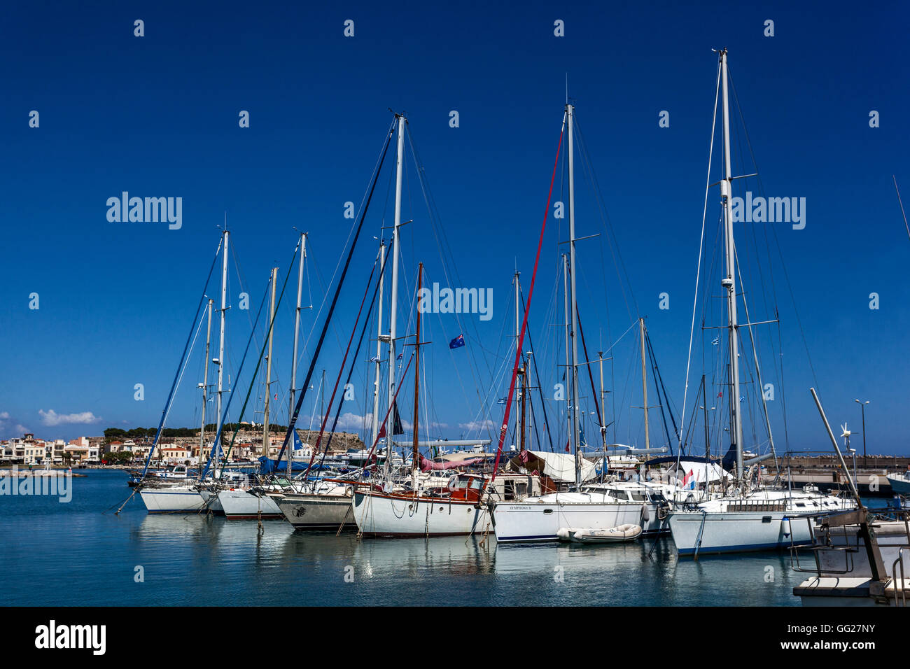 Barche bianche ormeggiate a Rethymno Marina, Creta yacht Grecia Foto Stock