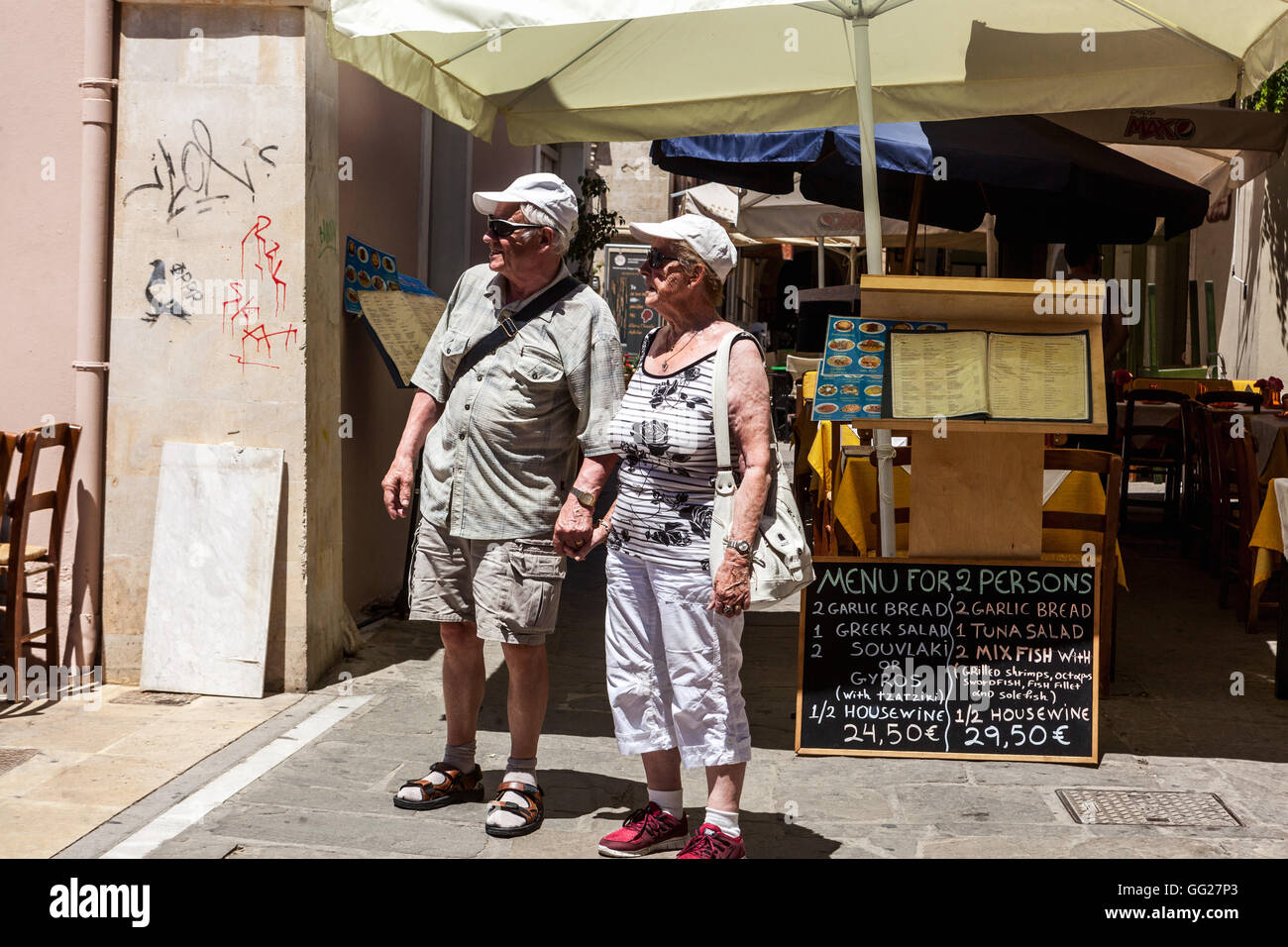 Persone Anziane Nella Città Vecchia Di Rethymno Creta Grecia Foto Stock