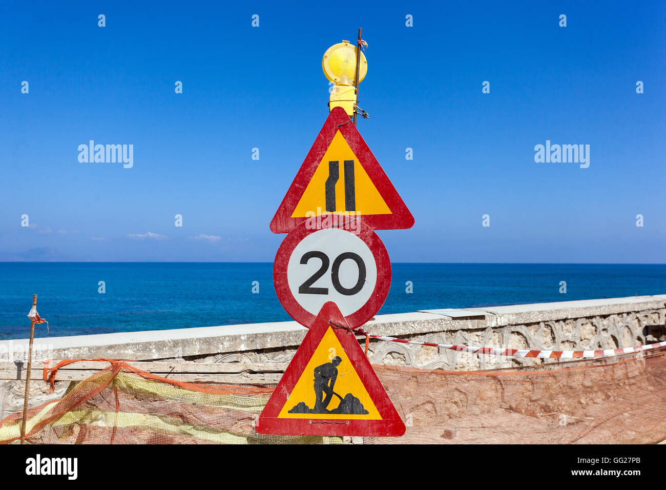 Riparare la strada lungo il mare, cartelli stradali, Rethimno, Creta, Grecia Foto Stock