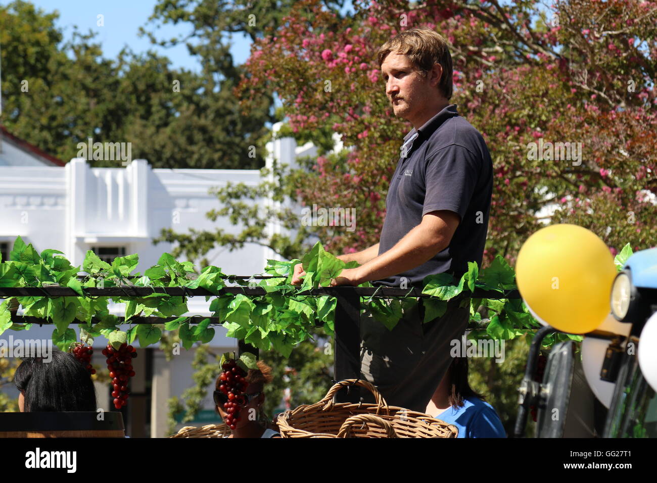 Un uomo su un galleggiante a 2016 Stellenbosch wine parade Foto Stock