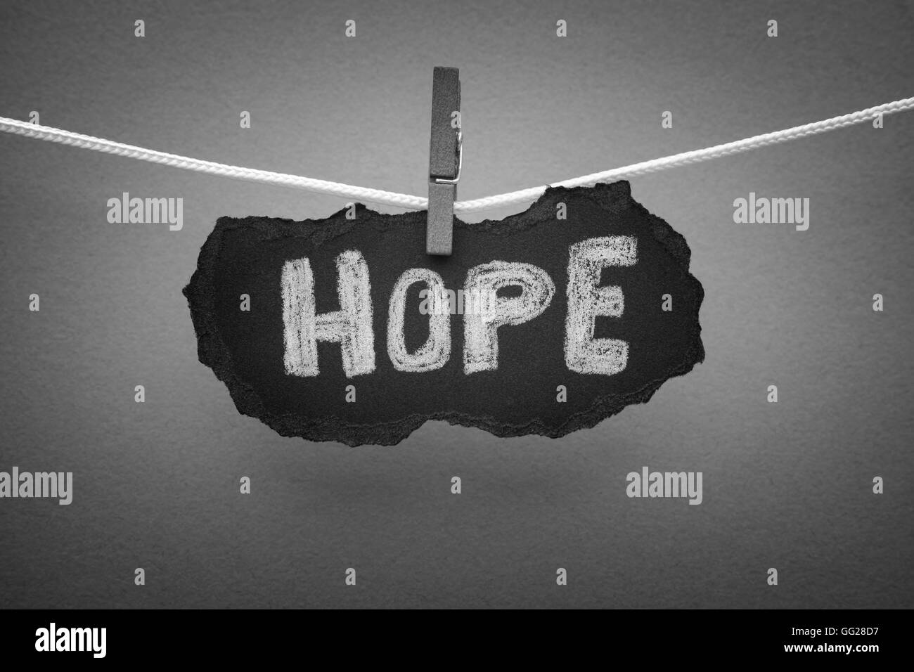 Parola di speranza su nero pezzo di carta. In bianco e nero. Close up. Foto Stock
