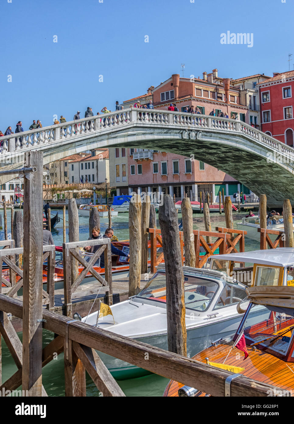 Ormeggio barca vicino al ponte degli Scalzi a Venezia Foto Stock