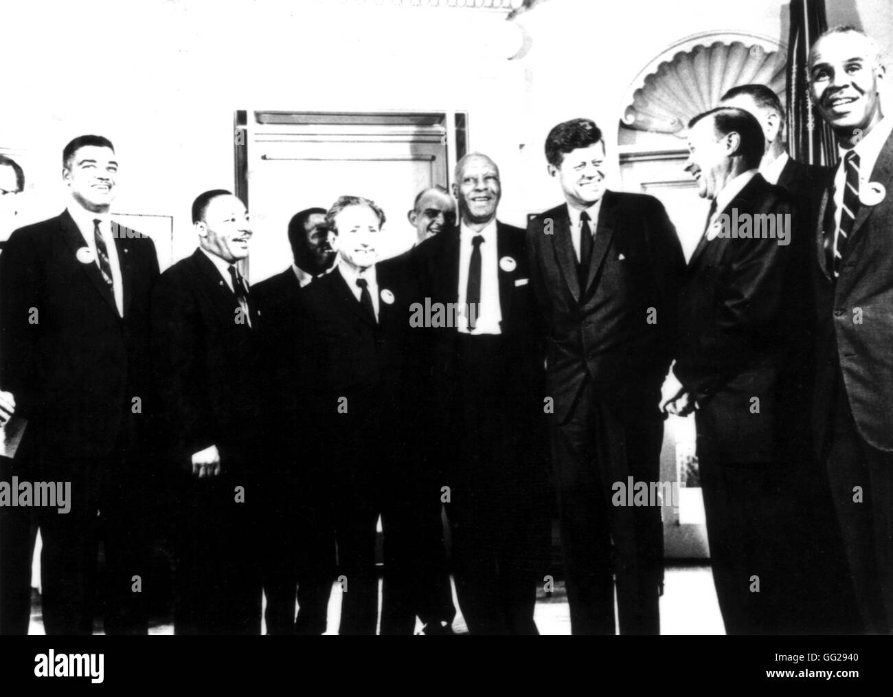 Dopo la dimostrazione di Washington che ha raccolto 200.000 neri e bianchi, e durante la quale il Presidente Kennedy ha annunciato un programma a favore dei diritti civili. Il presidente Kennedy e diverse personalità tra di loro, Martin Luther King. Agosto 1963 Foto Stock