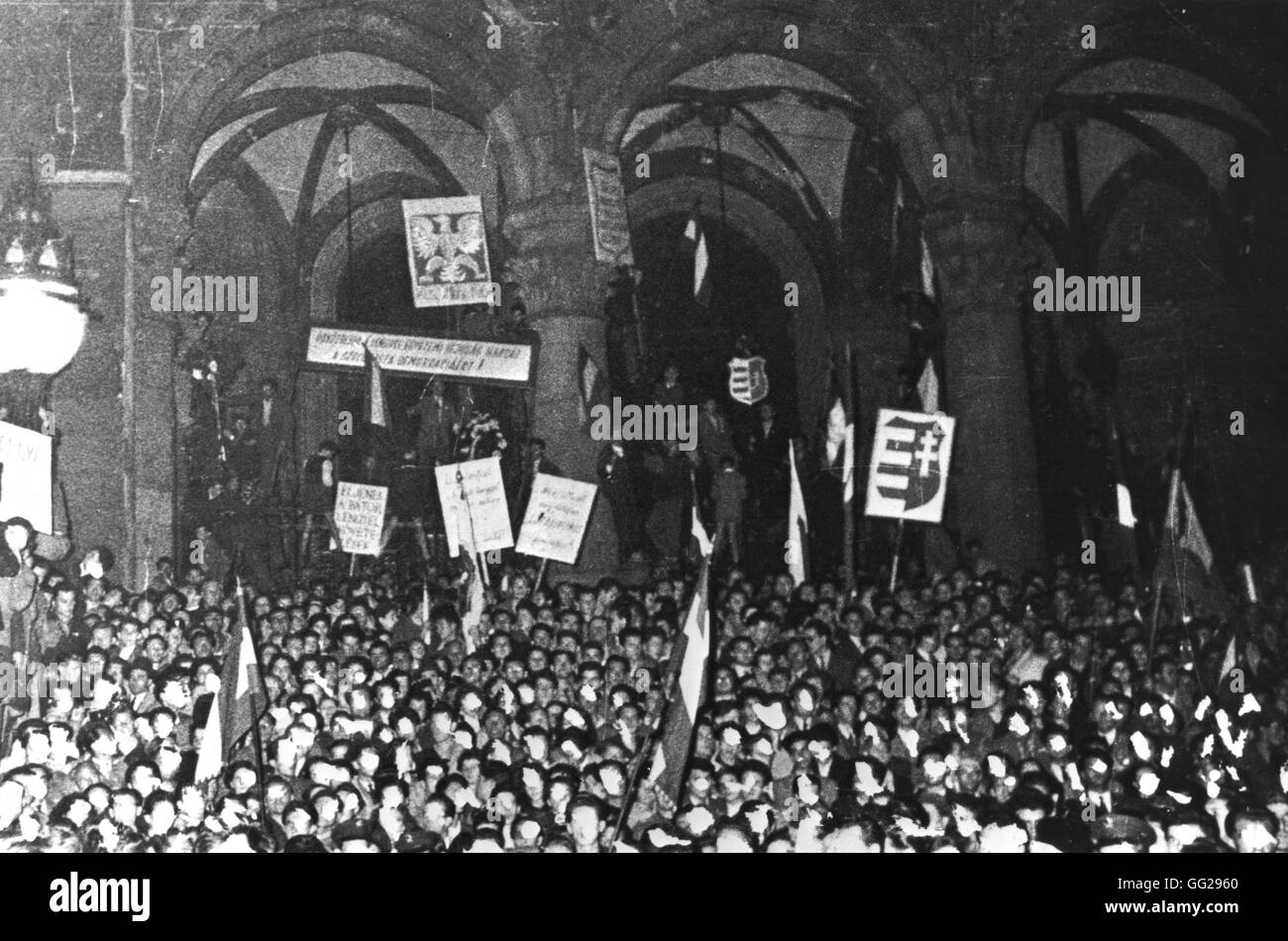 1956 Budapest, dimostrazione di fronte al Parlamento, durante la notte di ottobre 23. La falce e il martello non sono più visibili, ma la bandiera ungherese emblema. 1956 Ungheria - insurrezione ungherese del 1956 Archivi Nazionali - Washington Foto Stock
