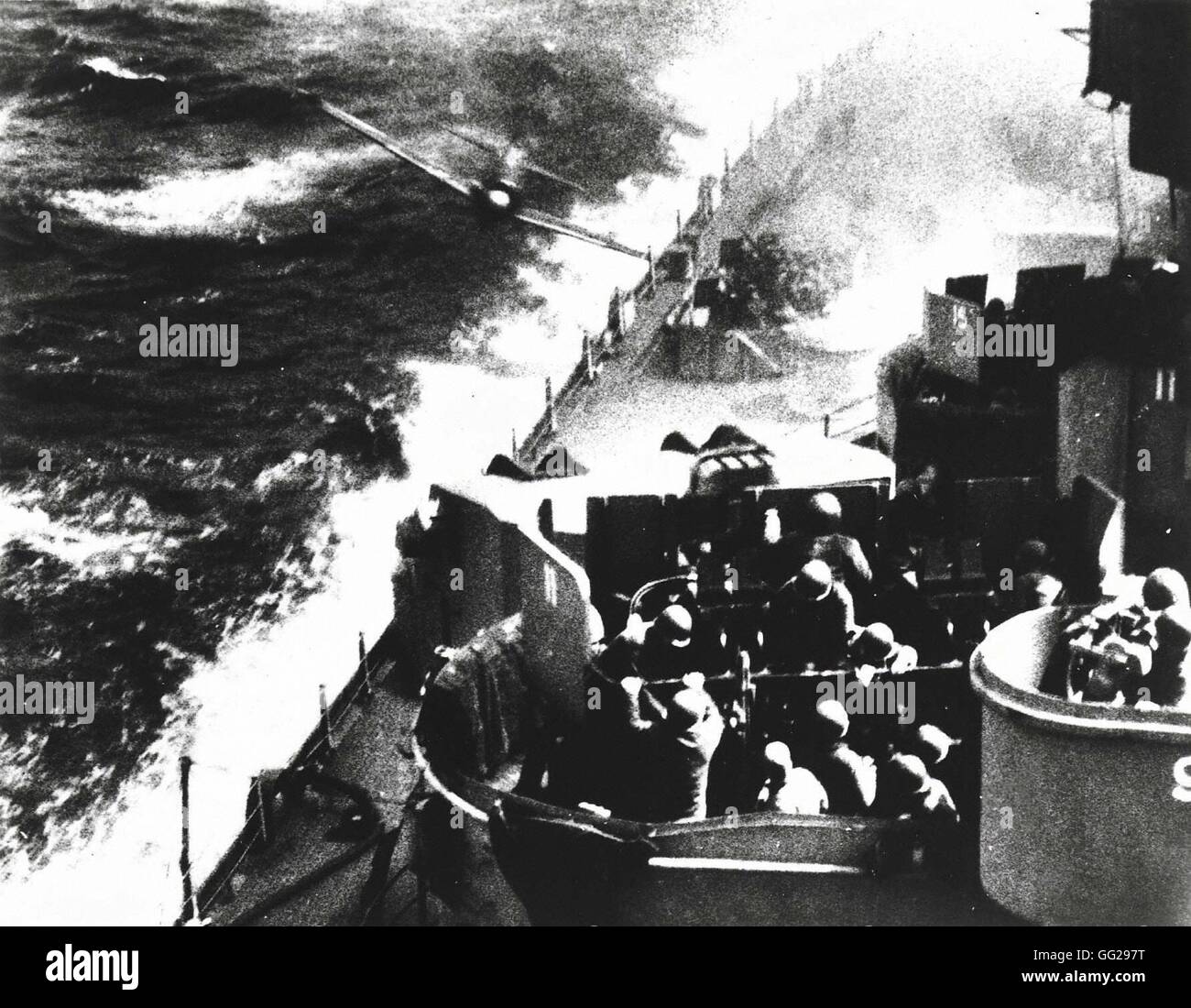 Corazzata 'Missouri' fuochi ad un giapponese kamikaze aeromobili nell'Oceano Pacifico maggio su 8, 1945 Seconda Guerra Mondiale archivi nazionali, Washington Foto Stock