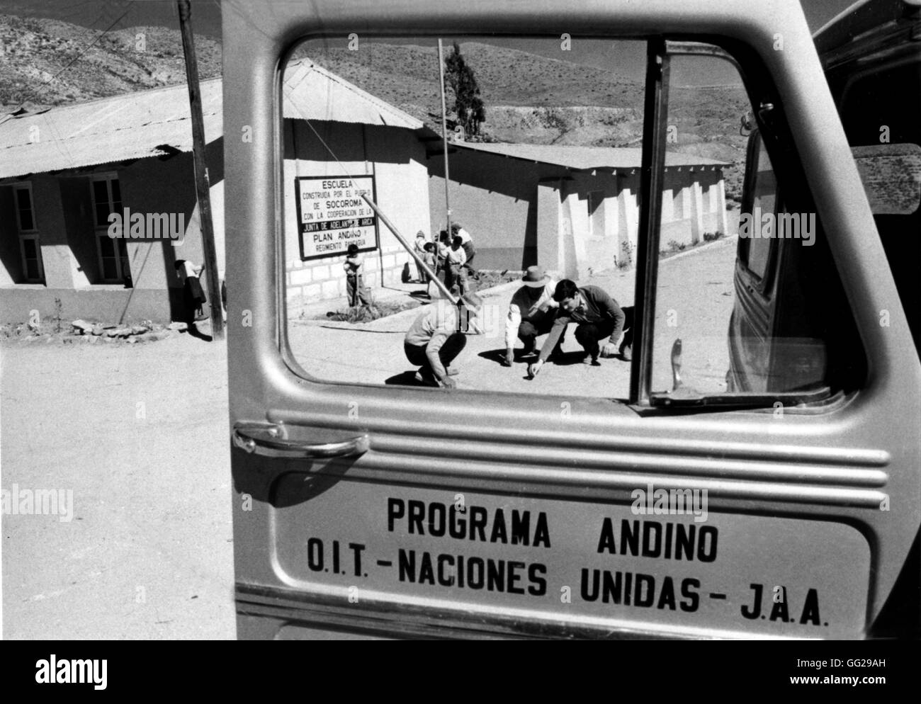 1960-1970, la collaborazione internazionale per lo sviluppo del Cile. Costruzione di una scuola in Socorama, distretto di Arica Anni 1960-1970 Cile Organizzazione internazionale del lavoro Foto Stock