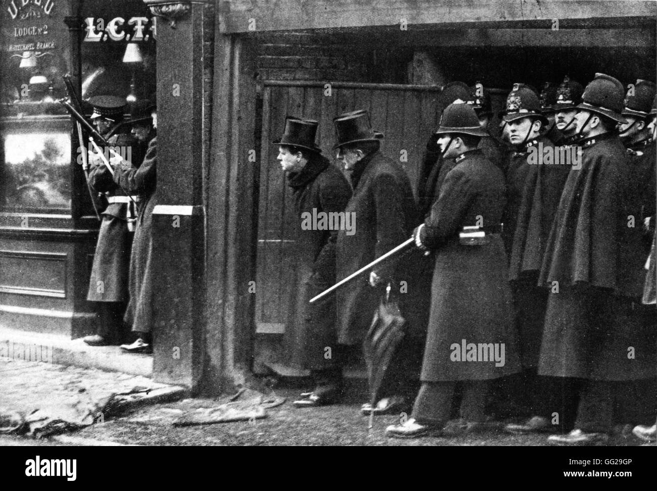 Winston Churchill che frequentano le manovre in Sydney Street a Londra (Fort Chabrol) 1911 Gran Bretagna Foto Stock