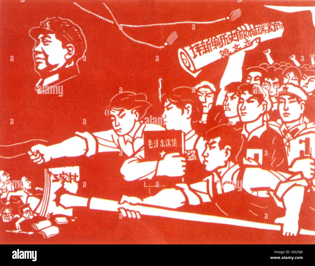 Poster di propaganda durante la rivoluzione culturale. Le Guardie Rosse protesta da parte di brandendo un anti libro maoisti da Hai Jui. c.1967 Cina Foto Stock