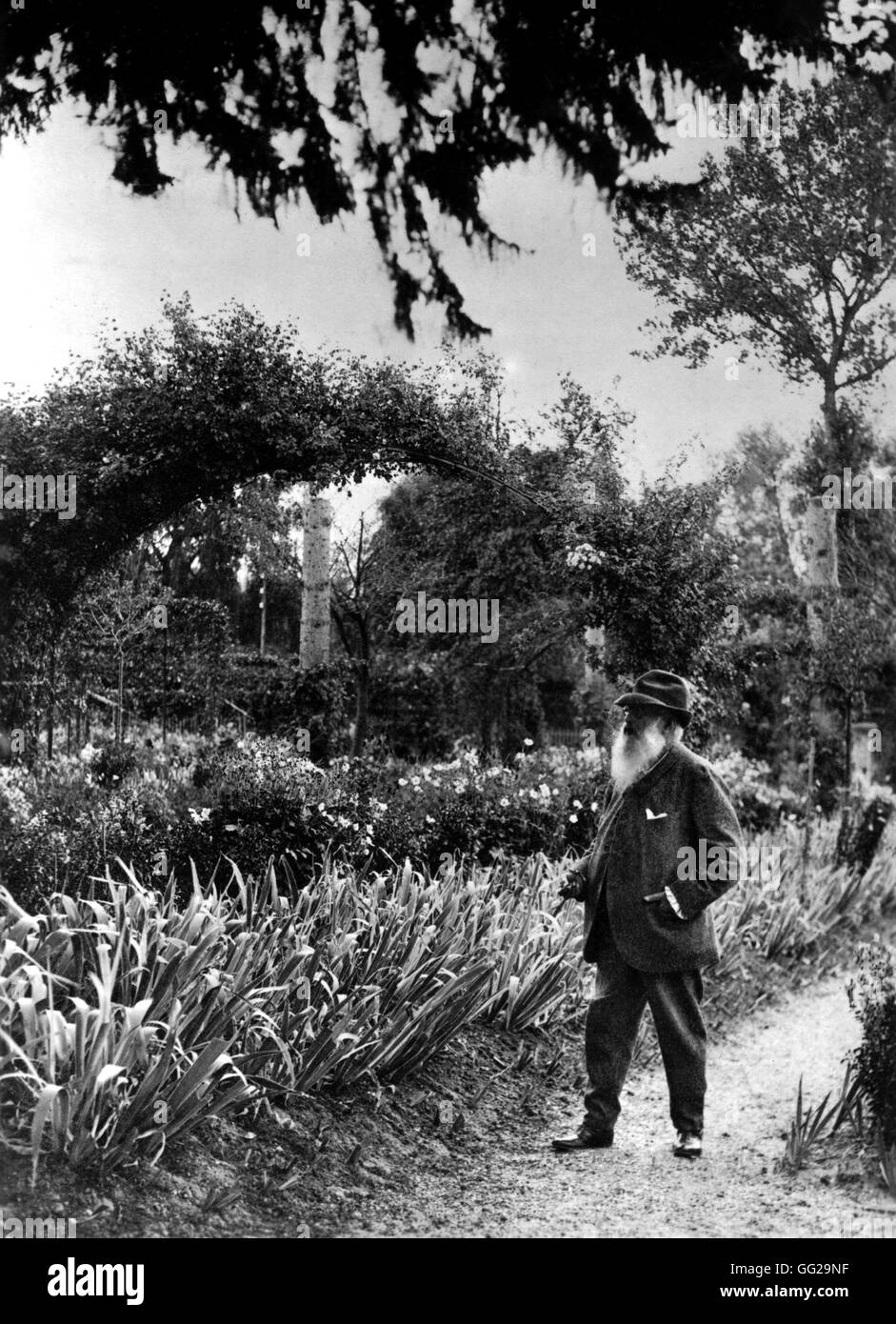 Pittore Claude Monet (1840-1926) nel suo giardino Foto Stock