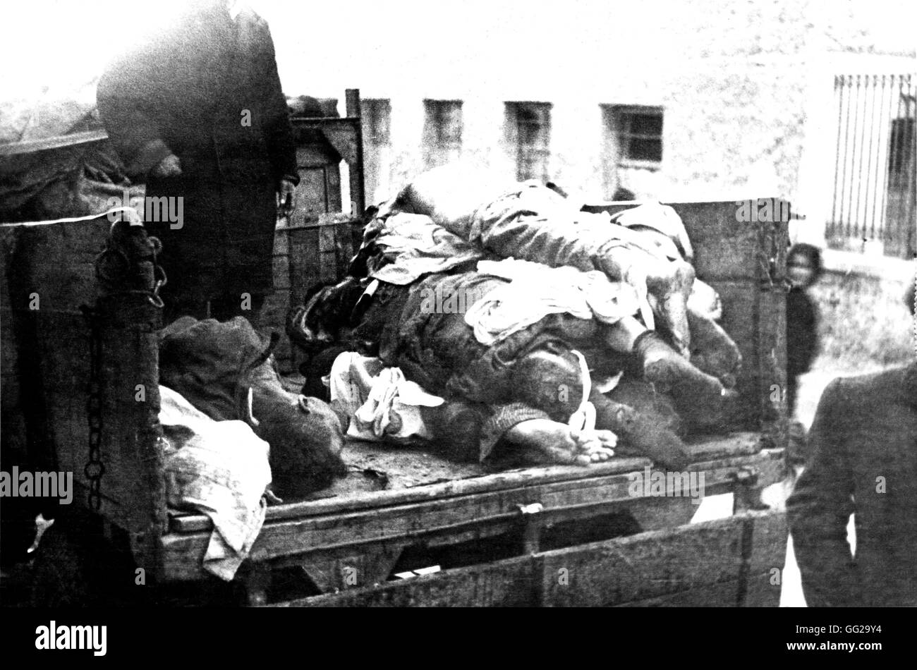 Il prelievo di corpi morti al mattino per le strade di Atene 1942 Grèce , la Seconda Guerra Mondiale la guerra collezione privata Foto Stock