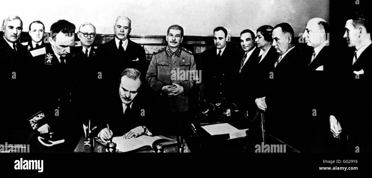 Firma del patto Hitler-Stalin a Mosca. Molotov la ratifica del documento. Dietro di lui, von Ribbentrop e Stalin 1939 URSS, la seconda guerra mondiale la guerra Foto Stock