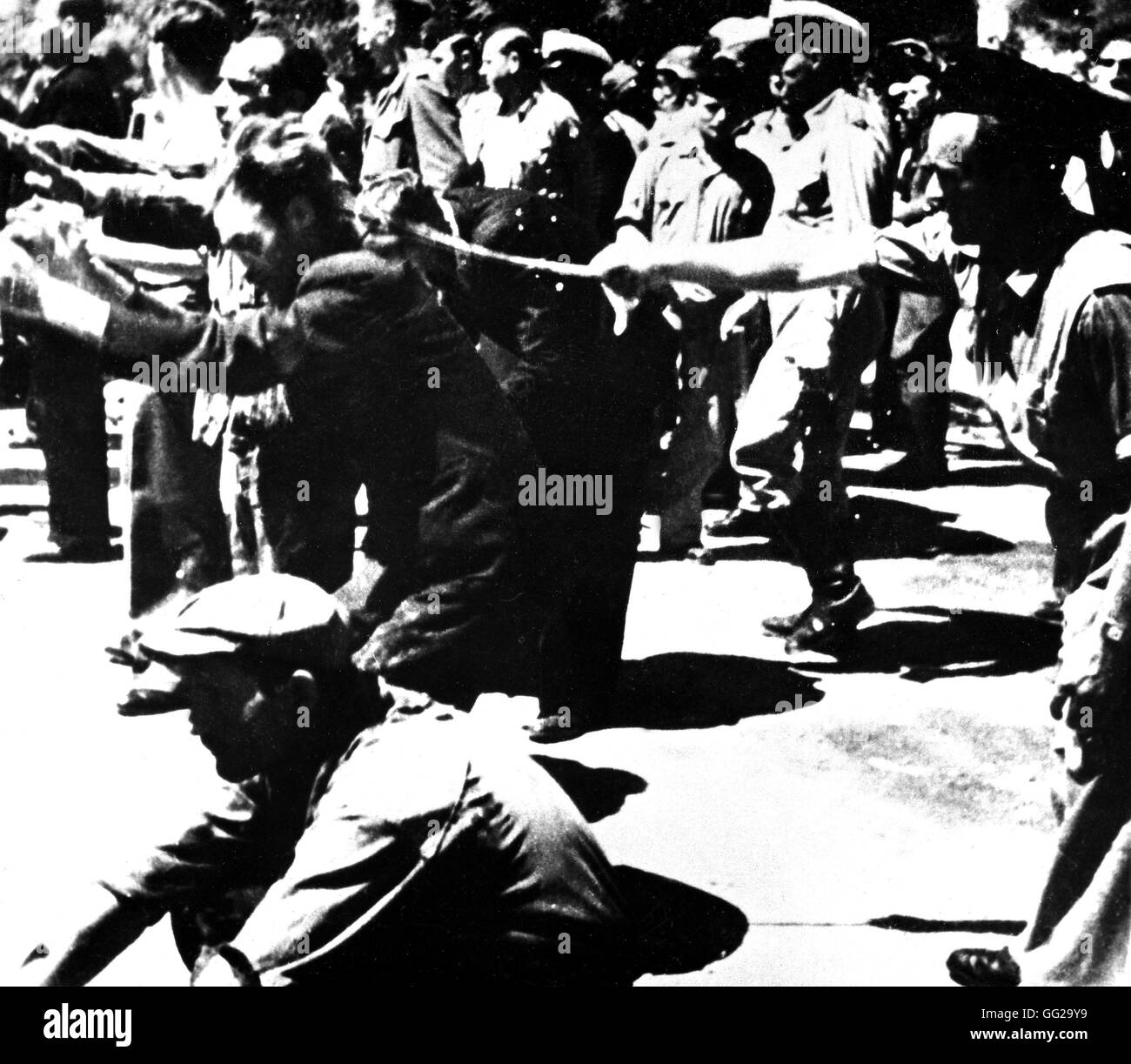 Jewish gli uomini di età compresa tra 18 a 45 lasciando per un campo di concentramento nazista, Elevtherion, Salonicco square. Settembre 11, 1942 la Grecia, la seconda guerra mondiale la guerra Atene, Gennadios Library Foto Stock