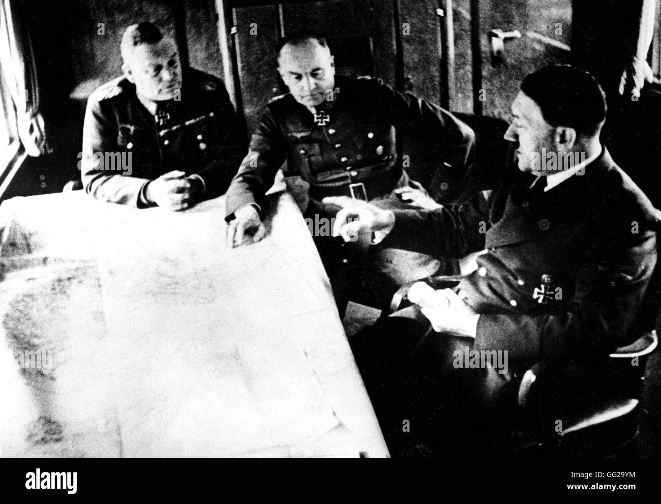 Hitler discutendo con Van Branclipsch e Reitel Aprile 25, 1941 in Germania, la II Guerra Mondiale Foto Stock