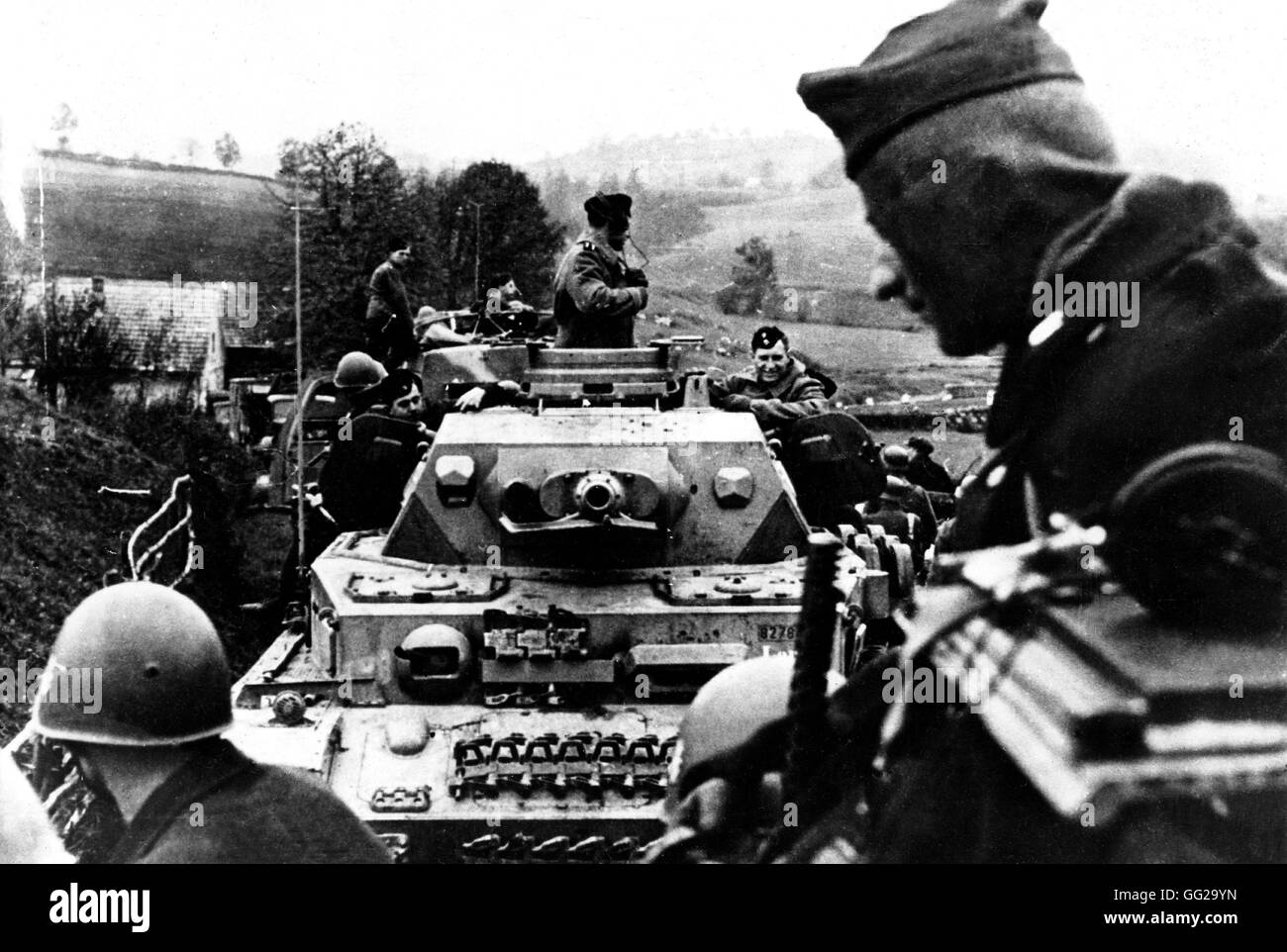 Partigiani di caccia con i serbatoi Novembre 1943 FRANCIA - SECONDA GUERRA MONDIALE Foto Stock