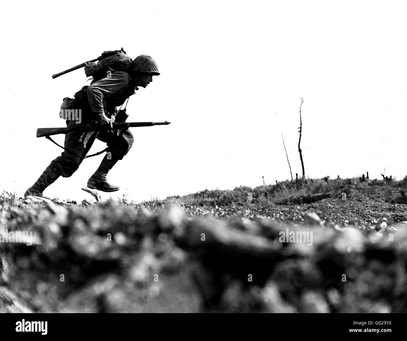La guerra del Pacifico. Noi soldato sotto il fuoco dei giapponesi a Okinawa 'Death Valley " Maggio 10, 1945 il Giappone - World War II US Marine Corps foto Foto Stock