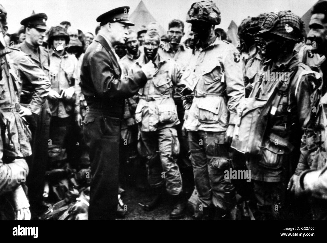 General Dwight D. Eisenhower dare ordini ai paracadutisti americani in Inghilterra : 'Vittoria e niente altro', prima di imbarcarsi per il primo assalto verso l'Europa. Giugno 10, 1944 La Gran Bretagna - la II Guerra Mondiale degli archivi nazionali. Washington Foto Stock