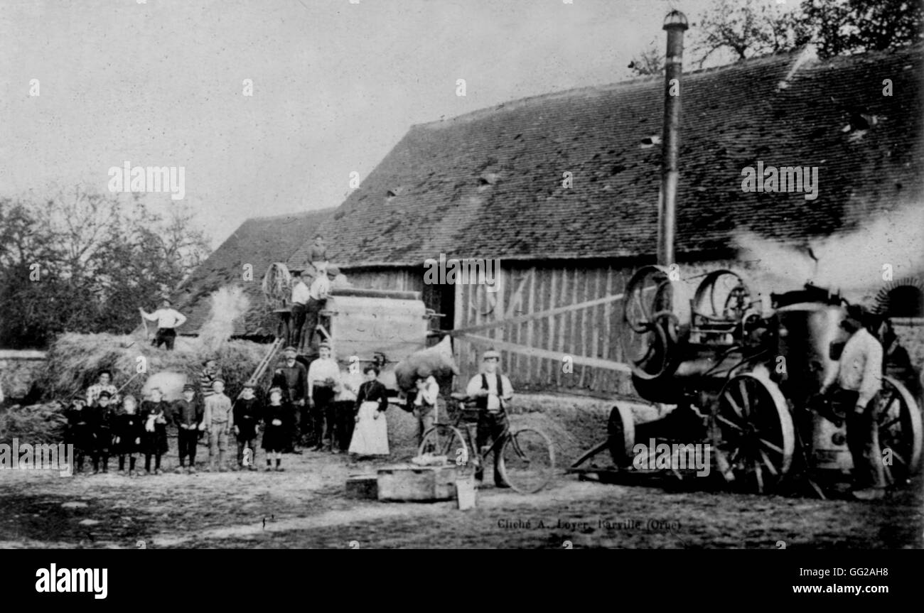 Battere il grano in una fattoria nel dipartimento di Eure inizio xx Francia Museo di arte popolare e tradizioni Foto Stock