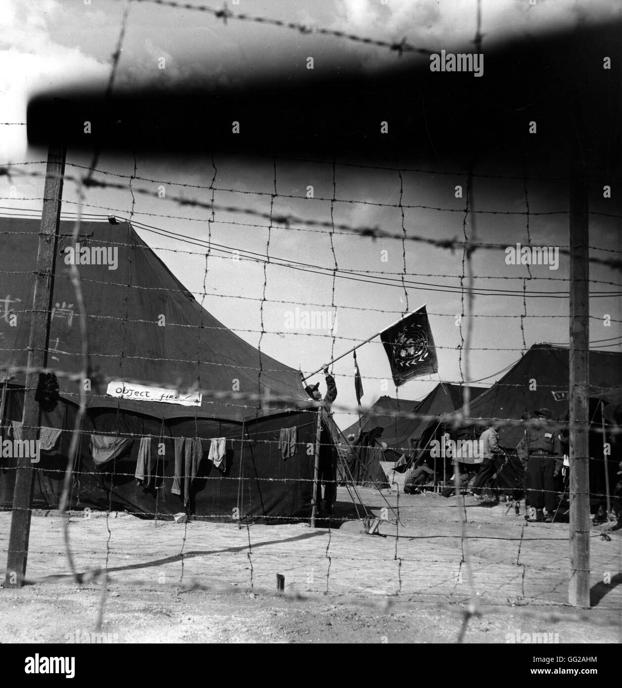 Delle Nazioni Unite sventolio di bandiera al di sopra di un campo di prigionia in Hind-Nagar 1953 guerra coreana Nazioni Unite archivi Foto Stock