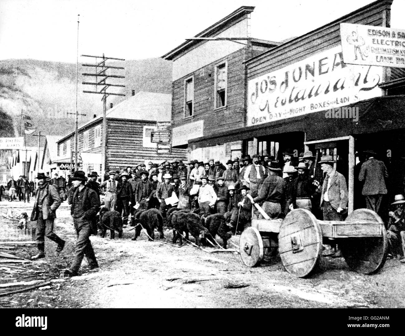 Il Klondike Gold Rush: estate auto in una strada di Dawson 1899 Stati Uniti Foto Stock