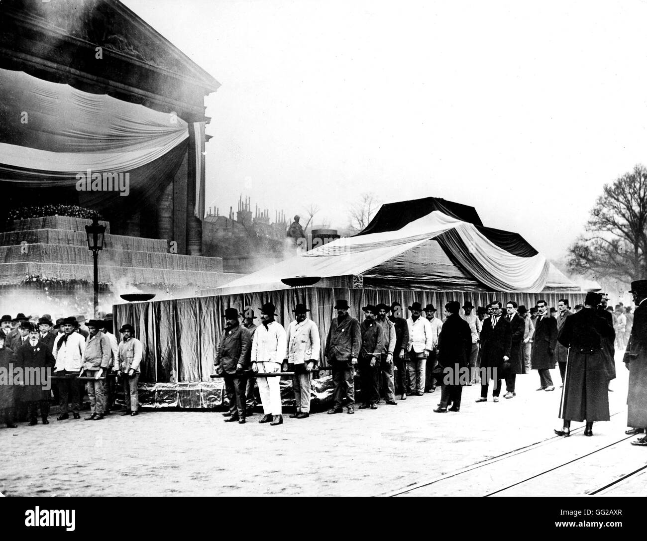 Jean Jaurès immettendo il Pantheon: il corteo fermare di fronte al Palais Bourbon Novembre 23, 1924 Francia Castres. Jaurès Museum Foto Stock