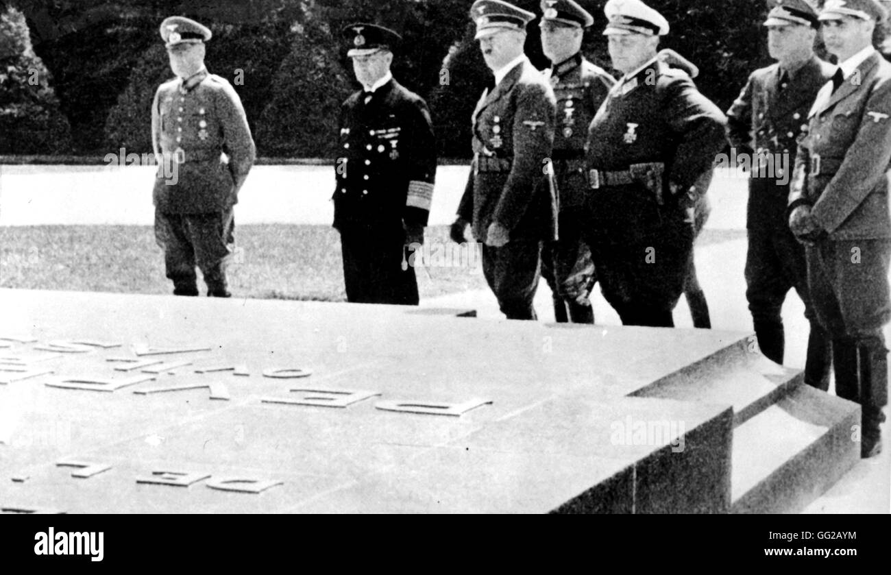 Hitler nella parte anteriore del 1918 armistizio placca, in Rethondes, il giorno e il luogo scelto da lui a firmare il 1940 l'armistizio con la Francia. Foto Stock