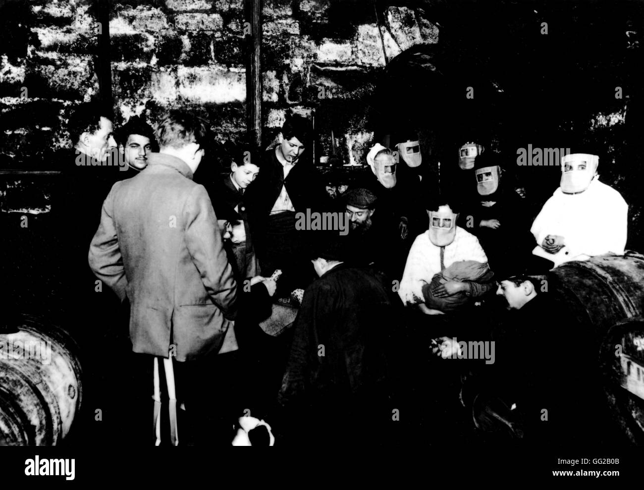 Le persone in attesa in una grotta durante un attacco di tedesco di gotha bomba pendini 1918 Foto Stock
