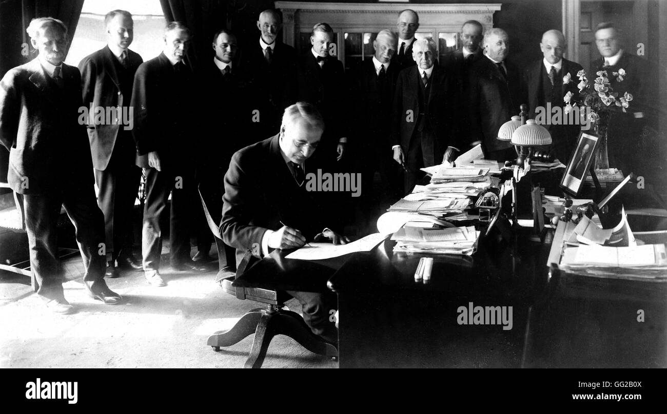 Presidente Harding firma la 'Capper Volstead Act' che legalizzare gli accordi tra agricoltori e produttori Febbraio 1922 Stati Uniti Foto Stock