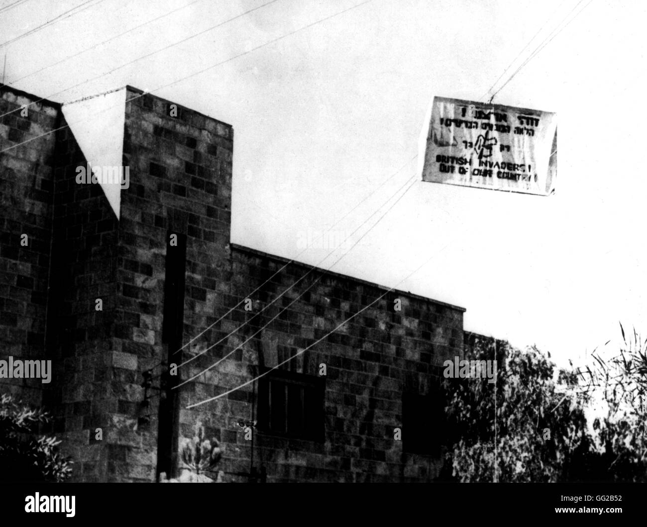 Anti targhetta britannico concernente il U.N.S.C.O.P. visita a Tel Aviv il cartello si legge: "invasori britannici, ottenere al di fuori del nostro paese" Luglio 2, 1949 Israele Washington, archivi nazionali Foto Stock