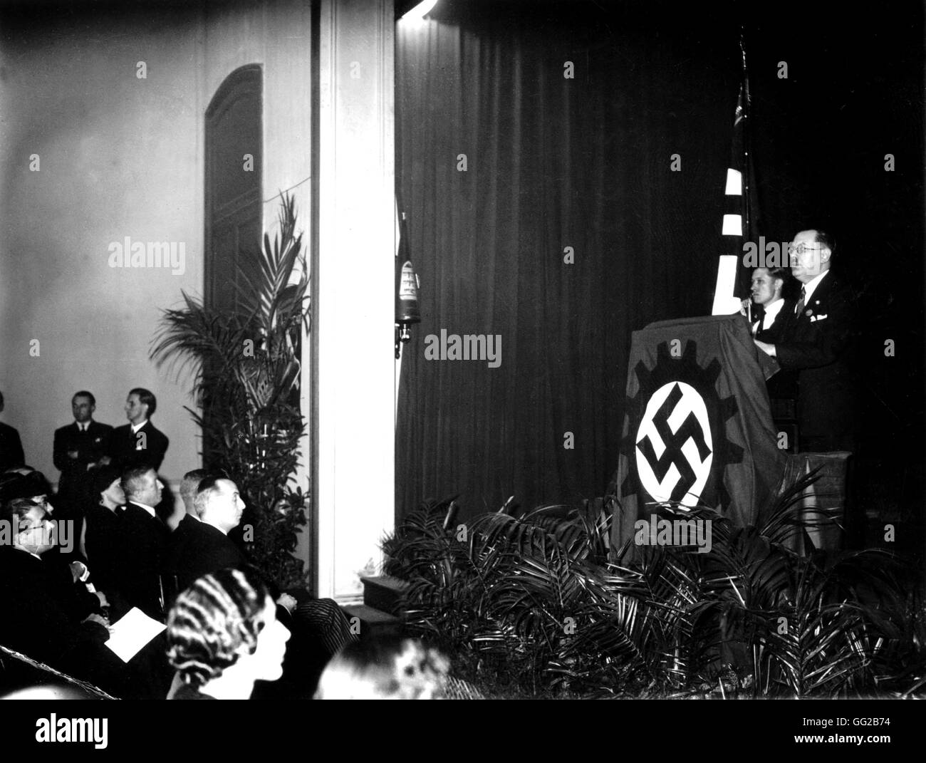 Schleicher, capo delle sezioni hitleriana, offre un discorso a 'Maison Brune','assedio del partito socialista nazionale in Francia. Maggio, 1937 Foto Stock