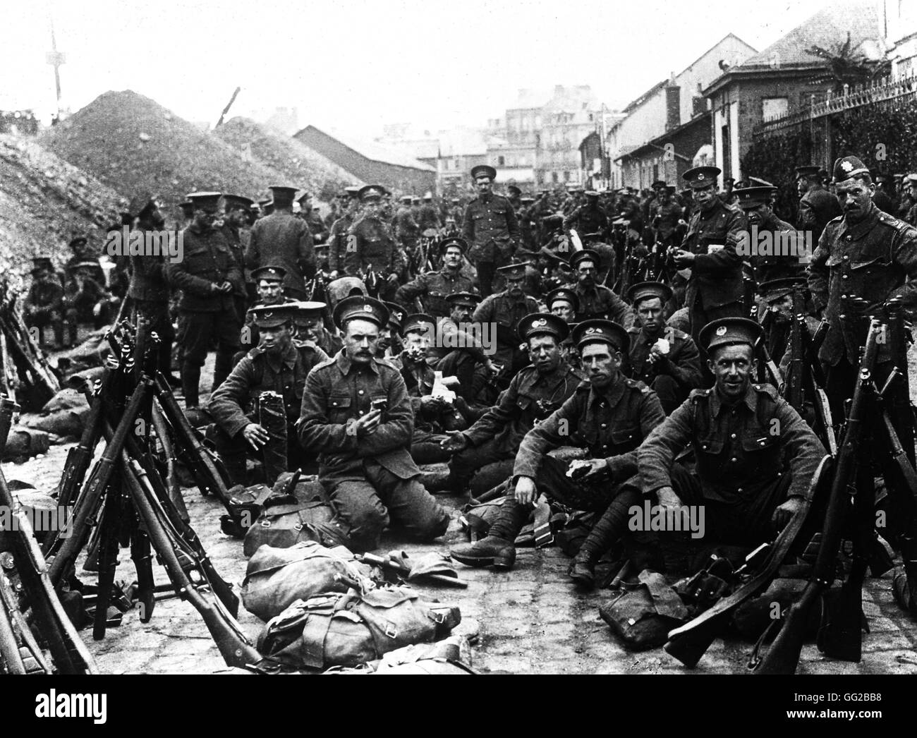 Le truppe britanniche avente una pausa in un villaggio francese 1917 Francia, guerra mondiale I Londra Imperial War museum Foto Stock