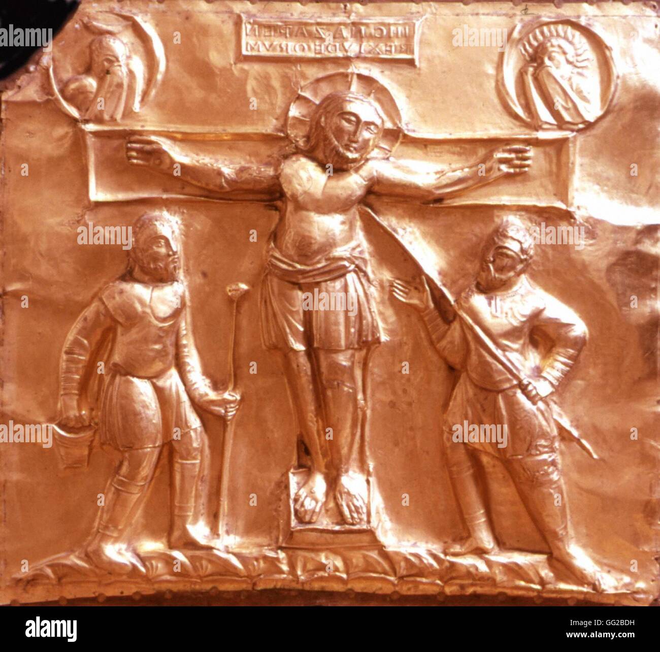 Pala d altare della Cattedrale di Aquisgrana in Germania (Pala d'oro). Dettaglio di una delle scene bibliche della Passione (qui, la crocifissione). Pala d'oro realizzato tra il 1000 e il 1020 e ha ricevuto come un dono da Otto III. Foto Stock