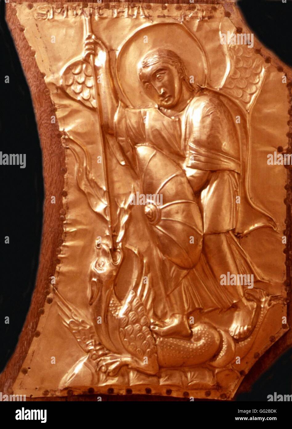 Pala d altare della Cattedrale di Aquisgrana in Germania (Pala d'oro). Dettaglio di una delle scene bibliche della Passione (qui, il San Michele Arcangelo che uccide il drago). Pala d'oro realizzato tra il 1000 e il 1020 e ha ricevuto come un dono da Otto III. Foto Stock