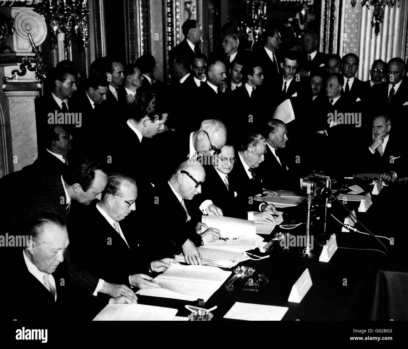 Robert Schuman firmando il trattato per la Comunità europea di difesa (ECD) Maggio 27, 1952 Francia archivi nazionali, Washington Foto Stock