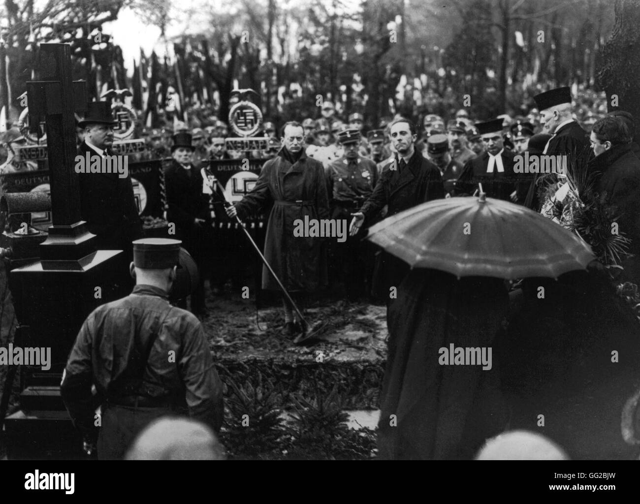 Funerali di National leader socialista Maikowski e funzionario di polizia Zauritz. Sul r., Goebbels offrendo un discorso Febbraio 1933 Germania Washington. Archivi Nazionali Foto Stock