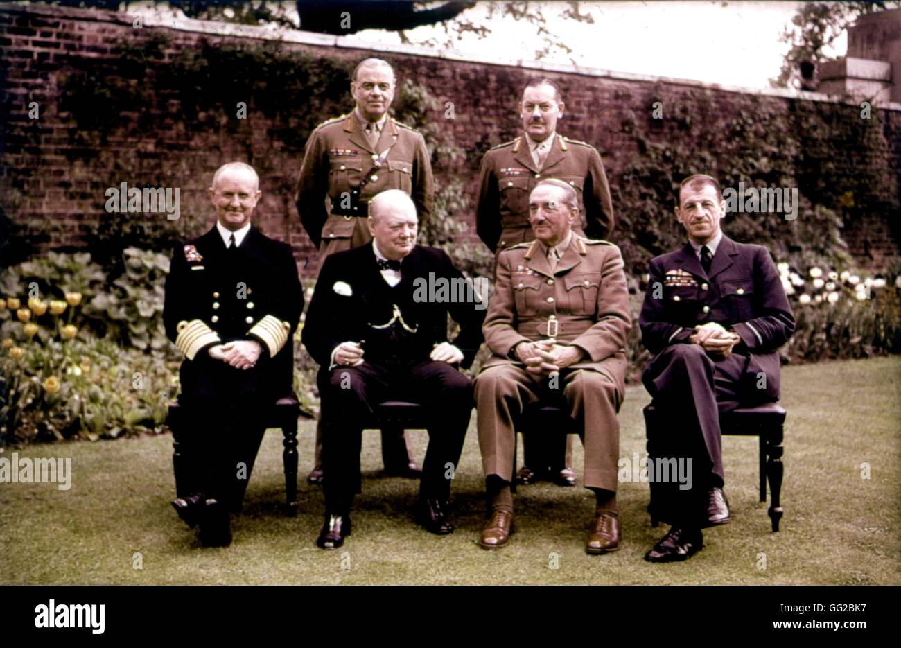 10 Downing street Garden di Londra. Dalla l. r.: Sir Charles Portal, Churchill, Campo Maggio 7, 1945 in Gran Bretagna - la II Guerra Mondiale di Londra. Imperial War museum Foto Stock