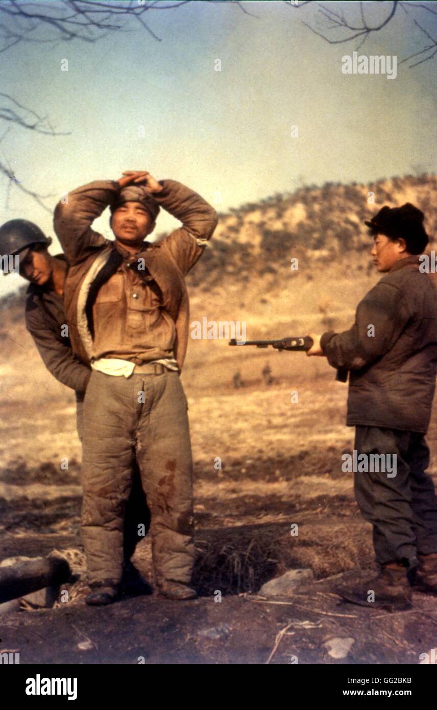 Un sud coreano soldato, che era rientrata della Corea del Nord di esercito, è cercato Febbraio 1951 guerra coreana U.S. Signal Corps foto Foto Stock