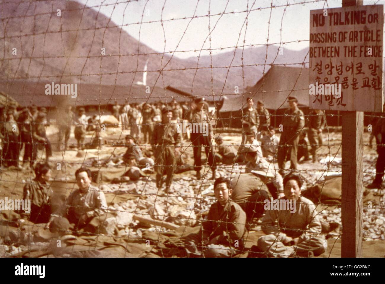 Comunista prigionieri cinesi in un carcere ONU camp Marzo 1952 guerra coreana U.S. Signal Corps foto Foto Stock