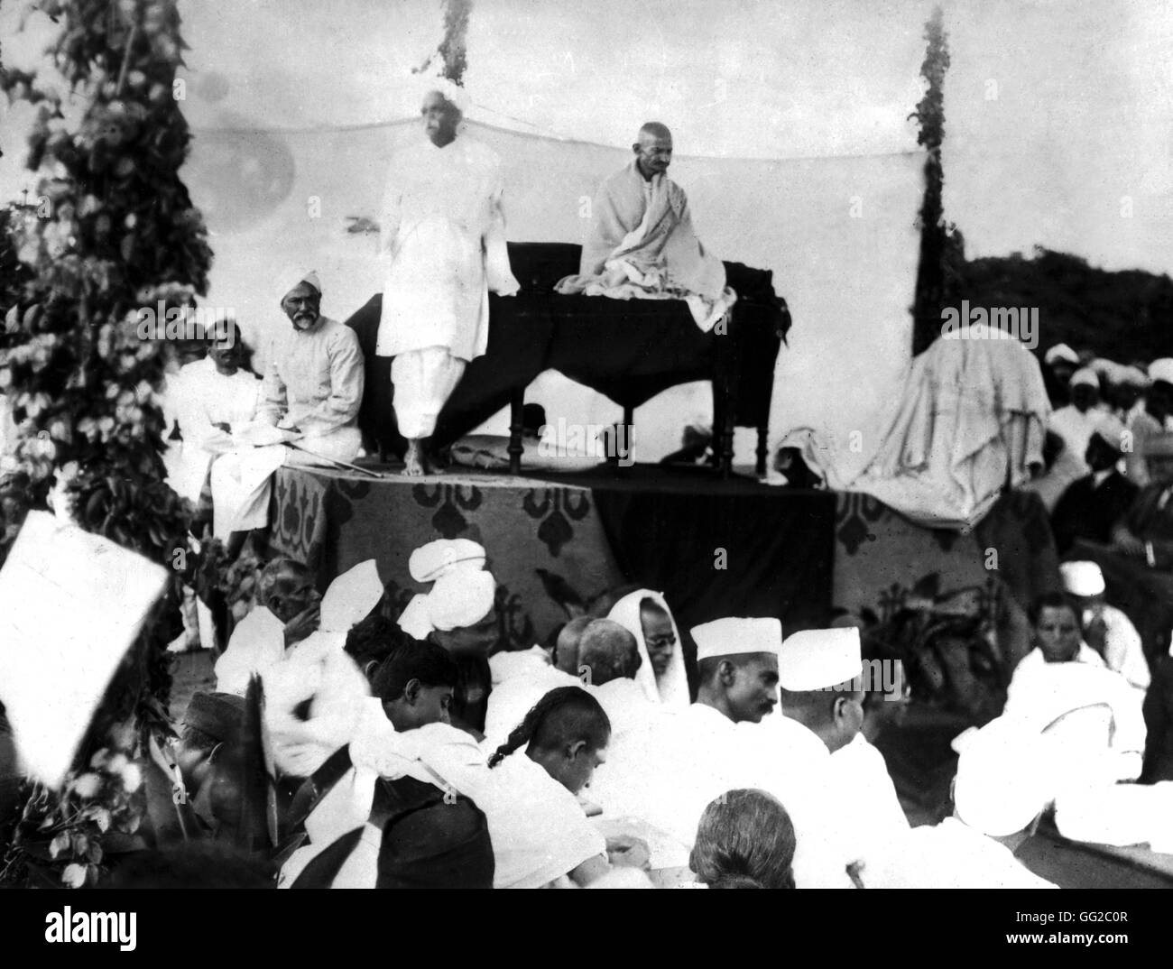 Gandhi circondato dai suoi partigiani del XX secolo in India Foto Stock