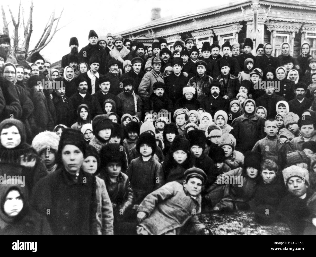Lenin e N.K. Kroupskaya con un gruppo di agricoltori, durante la cerimonia di inaugurazione della Kashinskarfa power plant Novembre 14, 1920 U.R.S.S. Foto Stock