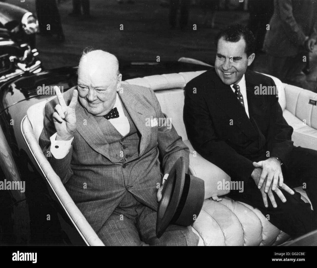 Dopo il suo arrivo a Washington, Winston Churchill di lasciare l'aeroporto con Richard Nixon c.1960 Stati Uniti Foto Stock