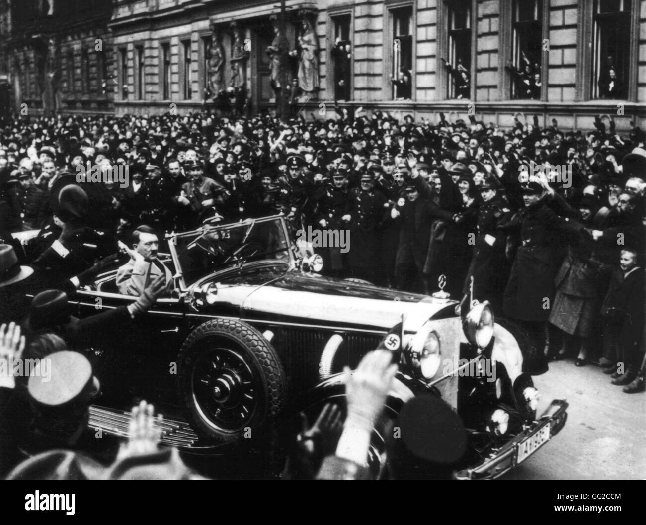 Hitler lasciando il Reichstag attraverso il tifo folla Gennaio 30, 1934 Germania Parigi. Bibliothèque nationale Foto Stock