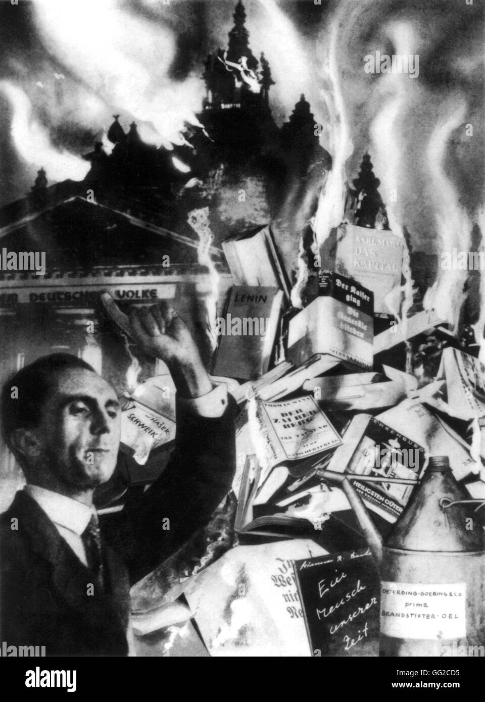 Fotomontaggio da John Heartfield: "Attraverso la luce nelle tenebre". Maggio 10, 1933 auto-da-fé a Berlino, alcuni 20,000 libri sono stati masterizzati su ordine del ministro tedesco della propaganda Goebbels. 1933 Germania Foto Stock