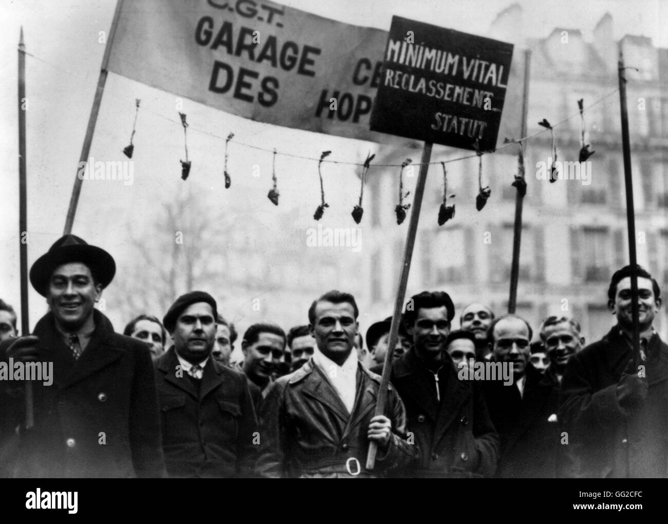 Dimostrazione della C.G.T. (Confederazione Generale del Lavoro) a Parigi nel 1936, dopo l'ascesa al potere del Fronte Popolare. Foto Stock