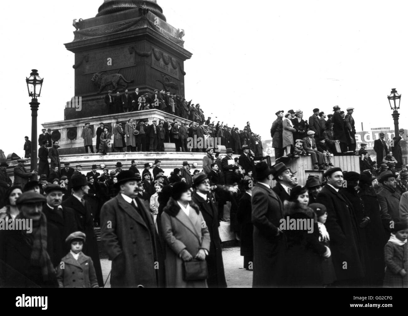 Parigi, dimostrazione del Fronte popolare di Place de la Bastille. La folla appollaiato su un piedistallo. Febbraio 20, 1936 Foto Stock